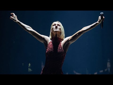 Ο Πύργος του Άιφελ φωτίζεται στο Παρίσι για την επιστροφή της Σελίν Ντιόν στη σκηνή