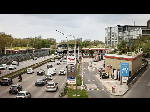 Εργαζόμενοι στις κατασκευές μπλοκάρουν δρόμους στη Γαλλία λόγω υψηλών τιμών καυσίμων