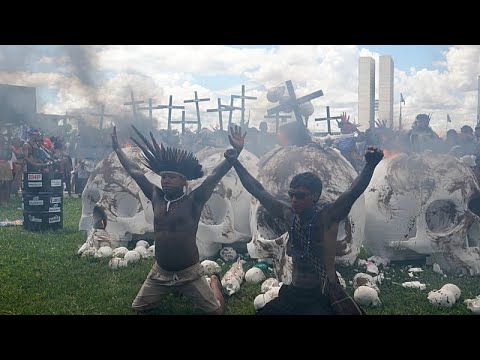 Χιλιάδες αυτόχθονες διαδηλώνουν στη Μπραζίλια για τα δικαιώματα στη γη