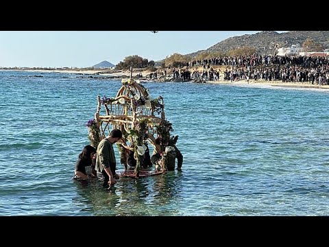 Μεγάλη Παρασκευή στην Νάξο: Η περιφορά του Επιταφίου στην Θάλασσα