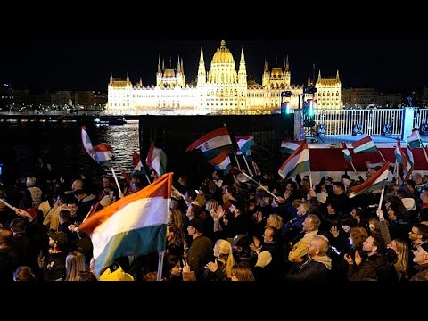 Εκλογές στην Ουγγαρία: Υποστηρικτές του κόμματος του Πέτερ Μάγκιαρ γιορτάζουν στη Βουδαπέστη