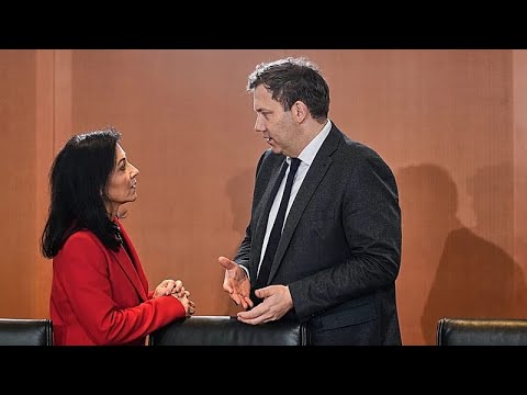 Η Γερμανία μειώνει τον φόρο στα καύσιμα καθώς οι τιμές του πετρελαίου αυξάνονται λόγω του...