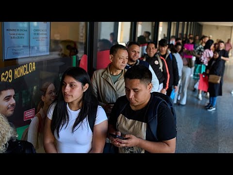 Μεγάλες ουρές και διακοπή λειτουργίας του συστήματος την πρώτη ημέρα της νομιμοποίησης των...