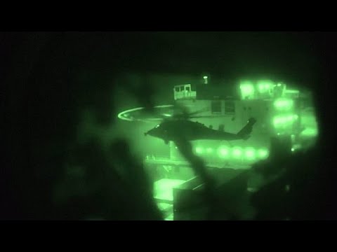 Η στιγμή που αμερικανικό πολεμικό πλοίο πλήττει με πυρά και καταλαμβάνει τάνκερ υπό ιρανική σημαία