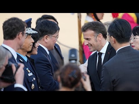 «Άκομψα, ακατάλληλα, και ανάξια σχολιασμού»: Ο Εμανουέλ Μακρόν απαντάει στα ειρωνικά σχόλια...