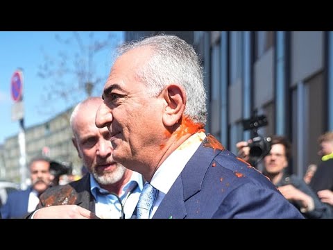 Βερολίνο: Έλουσαν με τοματοχυμό τον Ρεζά Παχλαβί, εξόριστο γιο του σάχη του Ιράν