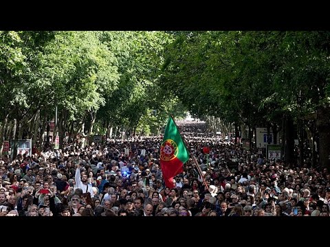 Πορτογαλία: 48 χρόνια από την πτώση της δικτατορίας και η ανησυχία για το «ξεθώριασμα» της μνήμης