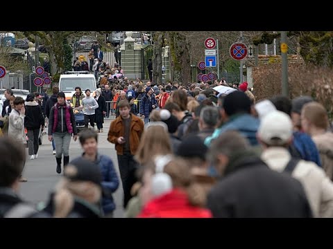Ελβετοί ψηφοφόροι ψηφίζουν με ανάταση χεριού σε αιωνόβια υπαίθρια εκλογή