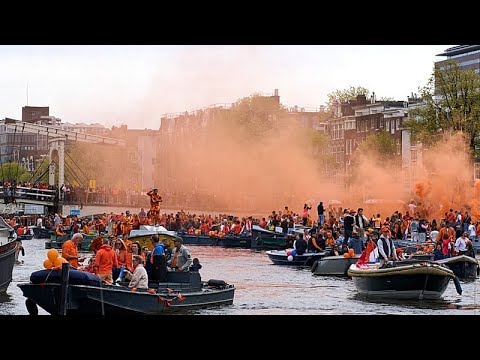 Χιλιάδες γεμίζουν τους δρόμους και τα κανάλια του Άμστερνταμ για τα γενέθλια του βασιλιά