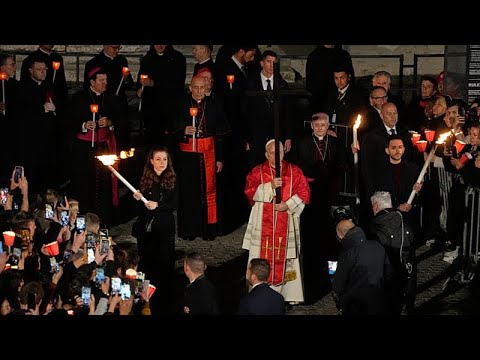 Ο πάπας Λέων ΙΔ' μεταφέρει τον σταυρό σε όλες τις 14 στάσεις στο Κολοσσαίο