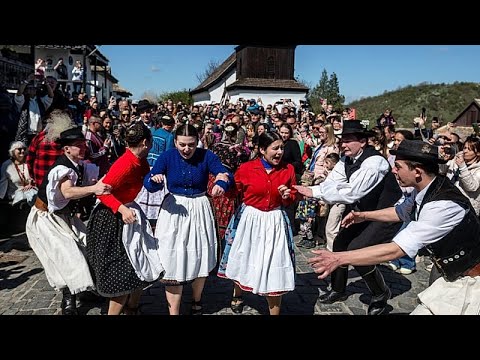 Ουγγρικό πασχαλινό έθιμο: γυναίκες δέχονται μπουγέλο στο Χολόκε