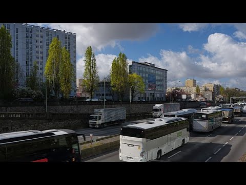 Οδηγοί φορτηγών διαδηλώνουν κοντά στο Παρίσι για την εκτόξευση των τιμών καυσίμων