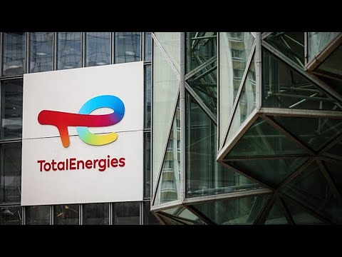 Γάλλοι αγρότες αδειάζουν κοπριά σε διυλιστήριο TotalEnergies σε διαμαρτυρία για τιμές καυσίμων