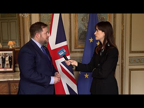 &Beta;&rho;&epsilon;&tau;&alpha;&nu;ό&sigmaf; &upsilon;&pi;&omicron;&upsilon;&rho;&gamma;ό&sigmaf; &sigma;&tau;&omicron; Euronews: &laquo;&Alpha;&pi;&epsilon;&iota;&lambda;ή &omicron; &Phi;ά&rho;&alpha;&tau;&zeta; - &Omicron; &Sigma;&tau;ά&rho;&mu;&epsilon;&rho; &chi;&tau;ί&zeta;&epsilon;&iota; &mu;&iota;&alpha; &nu;&epsilon;ά &sigma;&chi;έ&sigma;&eta; &mu;&epsilon; &tau;&iota;&sigmaf; &Beta;&rho;&upsilon;&xi;έ&lambda;&lambda;&epsilon;&sigmaf;&raquo;