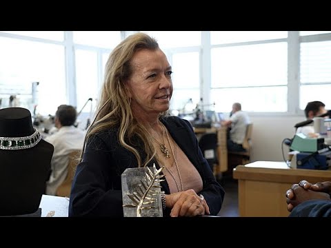 &Eta; &delta;&eta;&mu;&iota;&omicron;&upsilon;&rho;&gamma;ί&alpha; &tau;&omicron;&upsilon; &Chi;&rho;&upsilon;&sigma;&omicron;ύ &Phi;&omicron;ί&nu;&iota;&kappa;&alpha;: &eta; &Kappa;&alpha;&rho;&omicron;&lambda;ί&nu; &Sigma;έ&iota;&phi;&epsilon;&lambda;&epsilon; &tau;&eta;&sigmaf; Chopard &kappa;&alpha;&iota; &eta; &tau;έ&chi;&nu;&eta; &tau;&eta;&sigmaf; &delta;&eta;&mu;&iota;&omicron;&upsilon;&rho;&gamma;ί&alpha;&sigmaf;