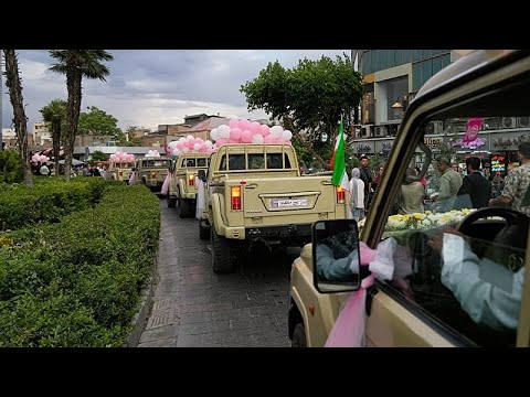 Μαζικός γάμος στην Τεχεράνη μετατρέπει στρατιωτικά οχήματα σε νυφικά αυτοκίνητα