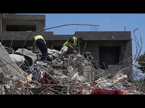Διασώστες στον Λίβανο ψάχνουν στα ερείπια μετά τις επιθέσεις στην επαρχία Τύρου