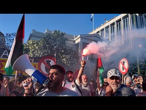 Διαδηλωτές στην Αθήνα πορεύονται έξω από την ισραηλινή πρεσβεία