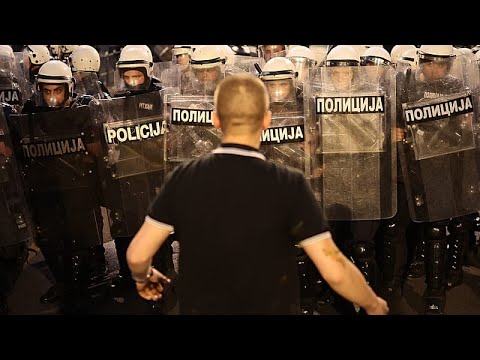 Ξεσπούν βίαιες συγκρούσεις μετά τη μαζική διαδήλωση στο Βελιγράδι