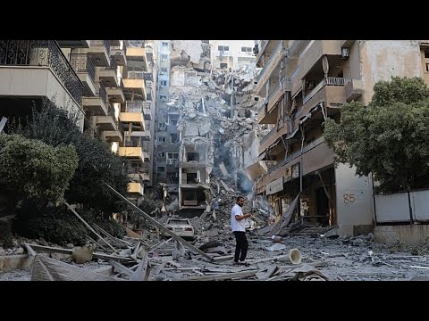 Λίβανος: κάτοικοι στην Τύρο απομακρύνουν τα ερείπια μετά τις ισραηλινές επιδρομές