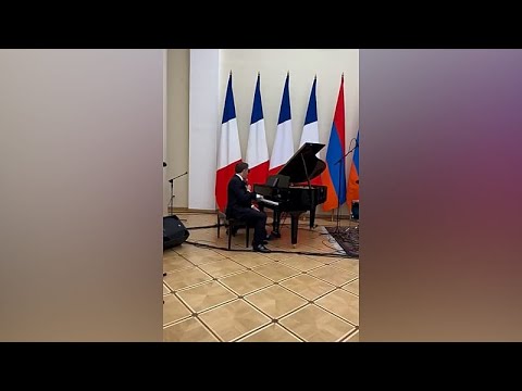 Ο Μακρόν τραγουδά Αζναβούρ, ο Αρμένιος πρωθυπουργός Πασινιάν παίζει ντραμς σε επίσημο δείπνο