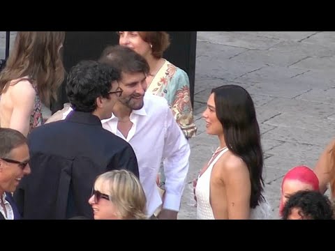 Η Ντούα Λίπα και ο Κάλουμ Τέρνερ γιορτάζουν με καλεσμένους στο γαμήλιο πάρτι στη Σικελία