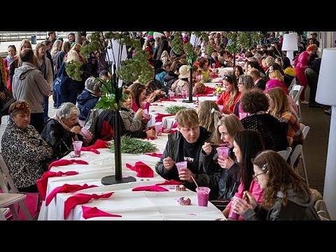 Η Λιθουανία βάφεται ροζ για το μεγάλο φεστιβάλ κρύας σούπας